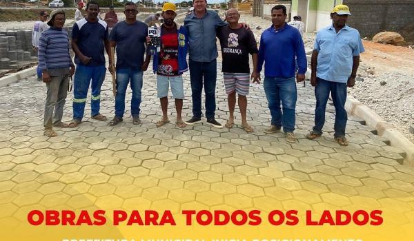 A Prefeitura Municipal de América Dourada está trabalhando a todo vapor na pavimentação que acontece no Povoado de Ipanema.